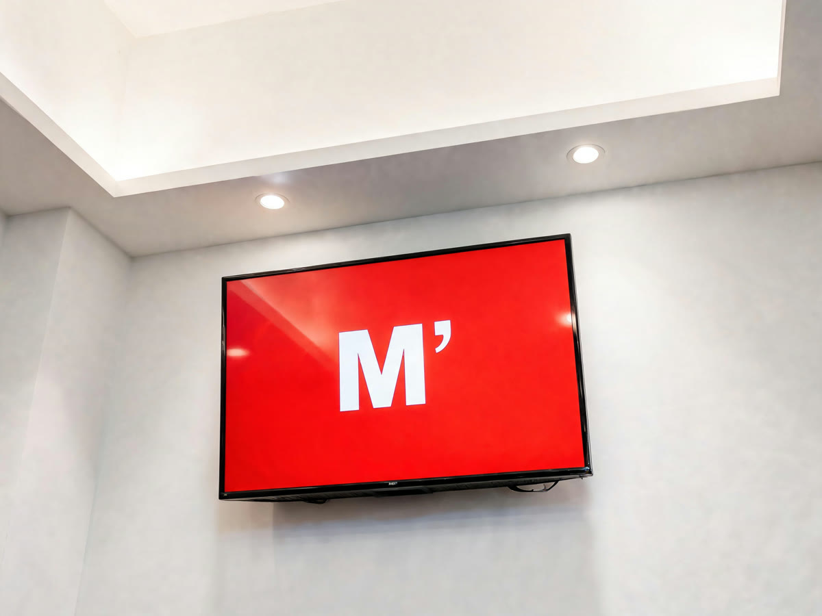 TV del salón con el logo de M' Academia